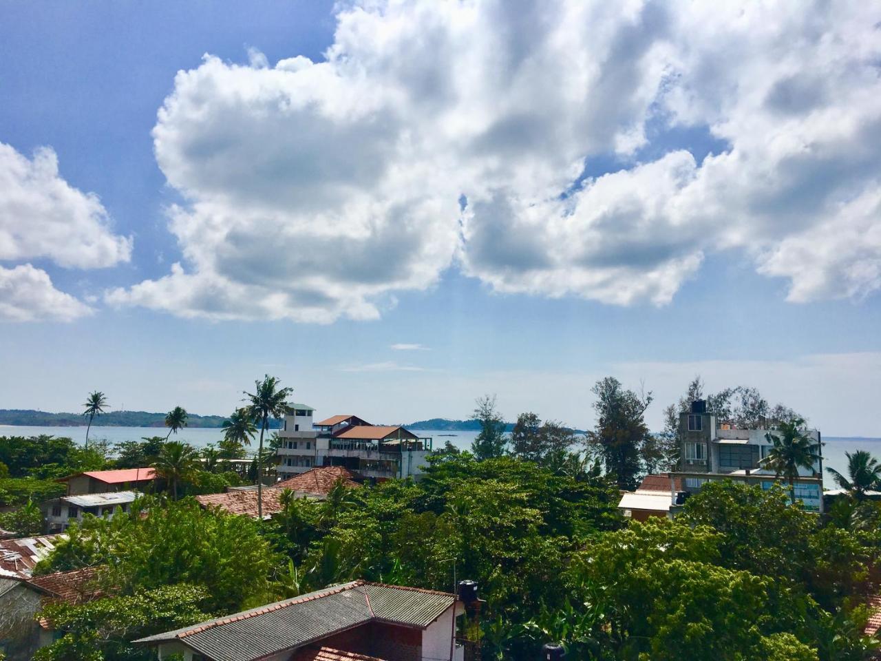 Beach Break Surf Hostel Weligama Exterior photo